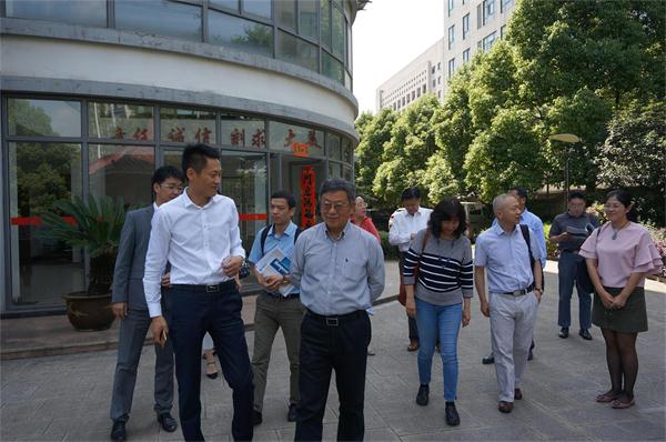 中國（海南）改革發(fā)展研究院院長、國務(wù)院發(fā)展研究中心企業(yè)所所長領(lǐng)導(dǎo)一行來我司調(diào)研工作